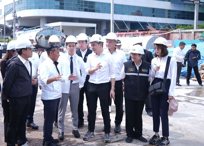 ‘ประธานสภา กทม.’ จับมือ ‘เพื่อไทย’ ลงพื้นที่ติดตามซ่อมถนนยุบวชิระ หลังผ่านมา 51 วัน ยังซ่อมไม่เสร็จ