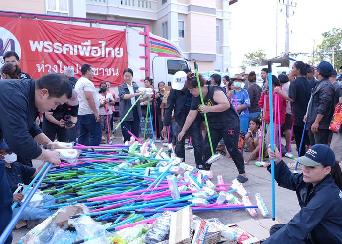 ‘เพื่อไทย’ ขนความช่วยเหลือ 8 คันรถใหญ่ มอบอุปกรณ์ทำความสะอาดบ้าน ‘สส.ธีรรัตน์’ แจกเบอร์โทรรับเรื่องร้องเรียนปัญหาโดยตรง
