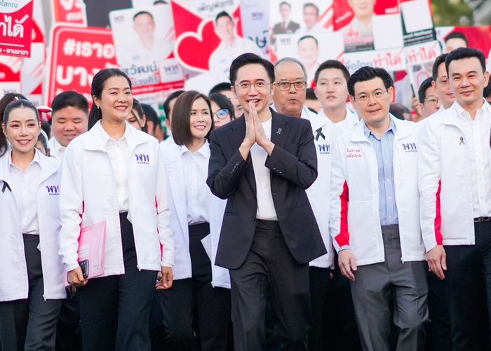 'ยศชนัน' นำผู้สมัคร สส. กทม. พรรคเพื่อไทย นั่งรถเมล์ไฟฟ้ายื่นใบสมัครรับเลือกตั้ง มั่นใจปักธง สส. กทม. ได้