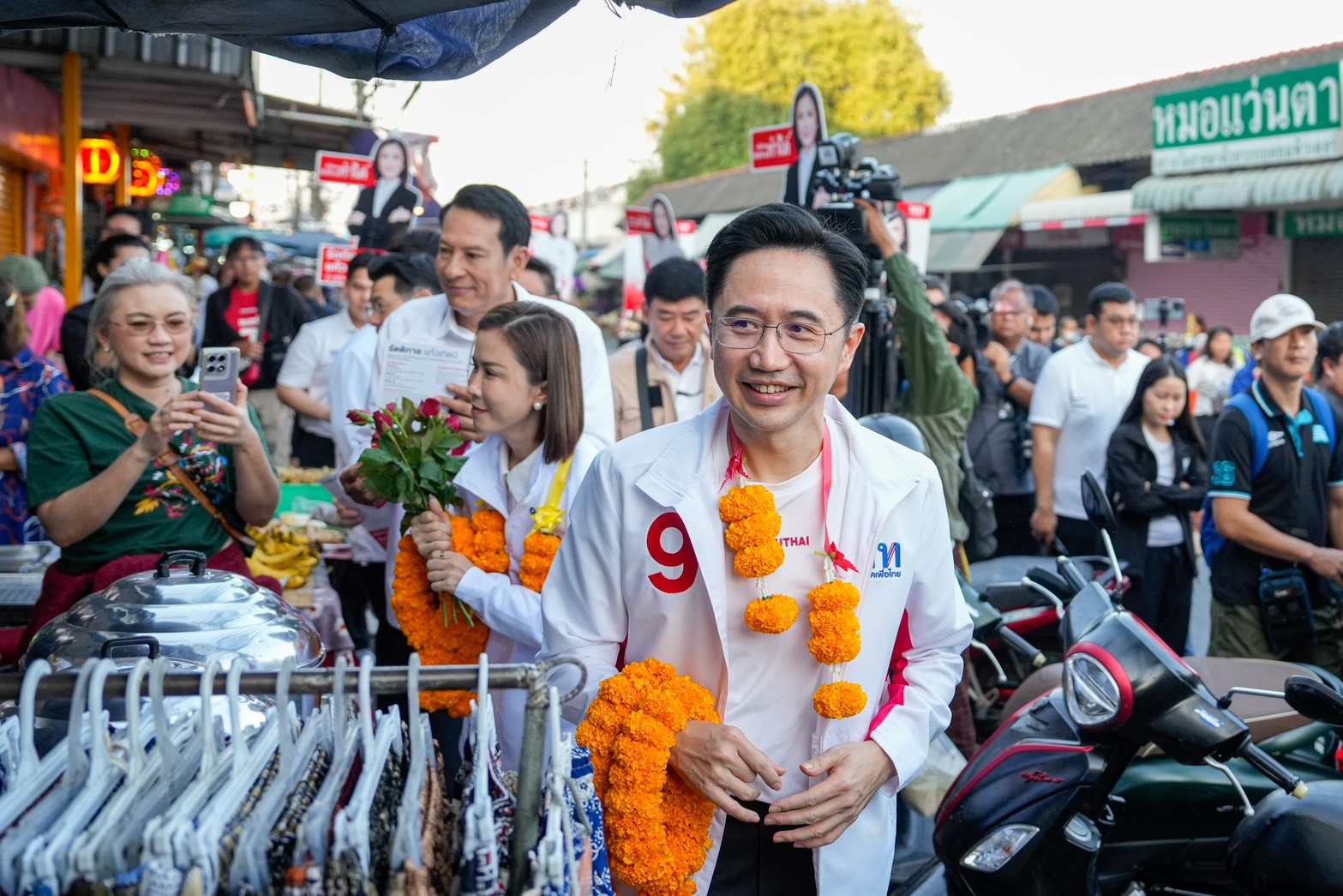 ยศชนัน วงศ์สวัสดิ์ จุลพันธ์ อมรวิวัฒน์ พรรคเพื่อไทย เบอร์ 9 ลงพื้นที่หาเสียง ตลาดวัดเกาะ เขตสายไหม