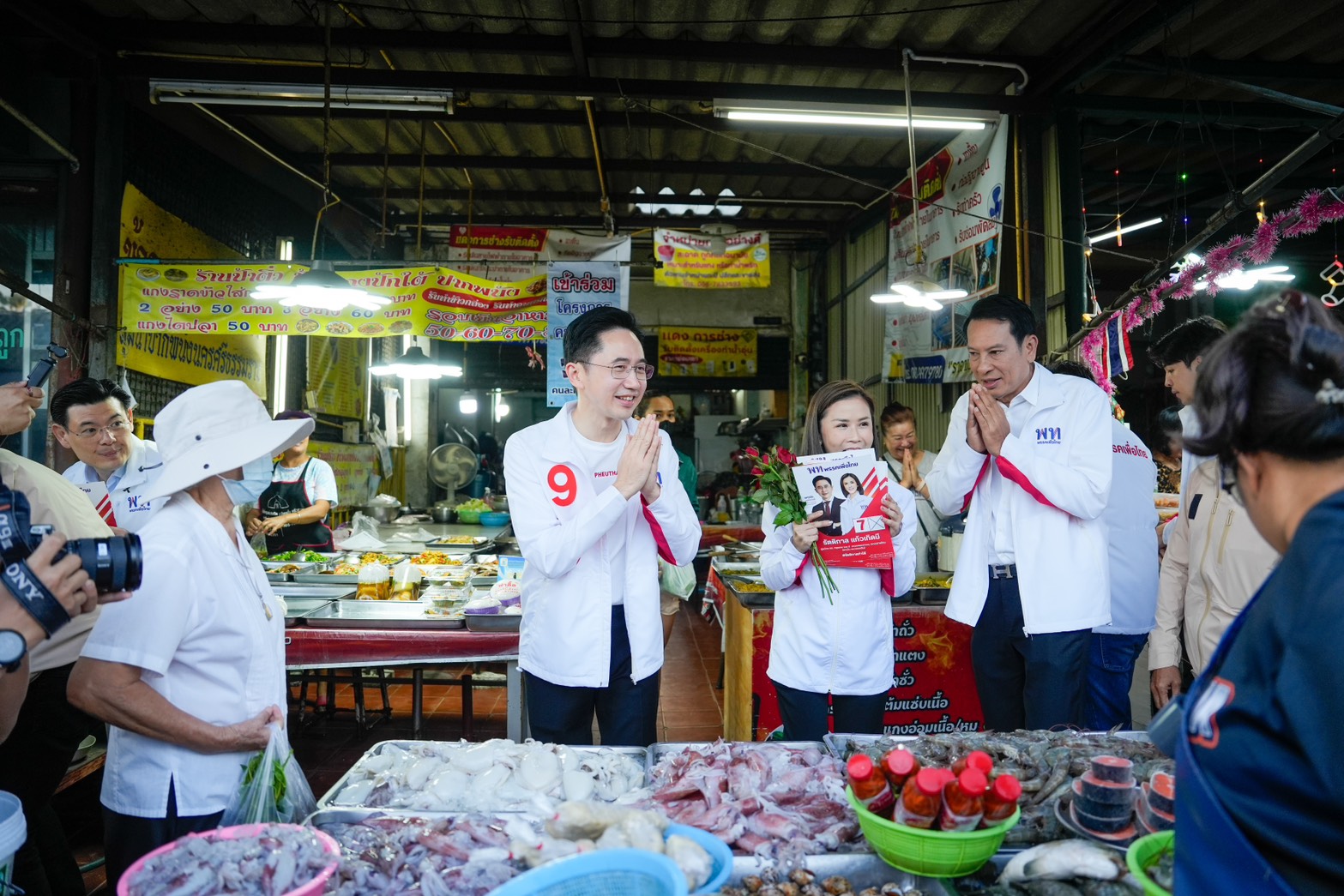 ยศชนัน วงศ์สวัสดิ์ จุลพันธ์ อมรวิวัฒน์ พรรคเพื่อไทย เบอร์ 9 ลงพื้นที่หาเสียง ตลาดวัดเกาะ เขตสายไหม