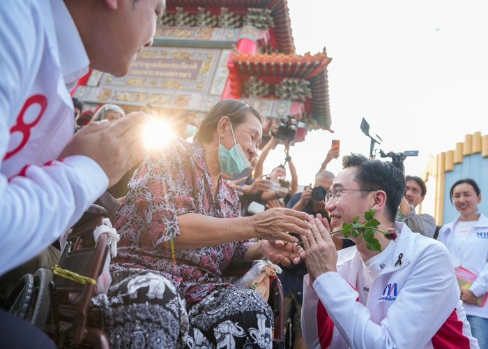 เยาวราชแทบแตก! 'ยศชนัน-จุลพันธ์' นำทีมเข้ากราบนมัสการเจ้าอาวาสวัดไตรมิตรฯ พร้อมชิมช็อปเยาวราชช่วงปีใหม่ รับฟังผู้ประกอบการ