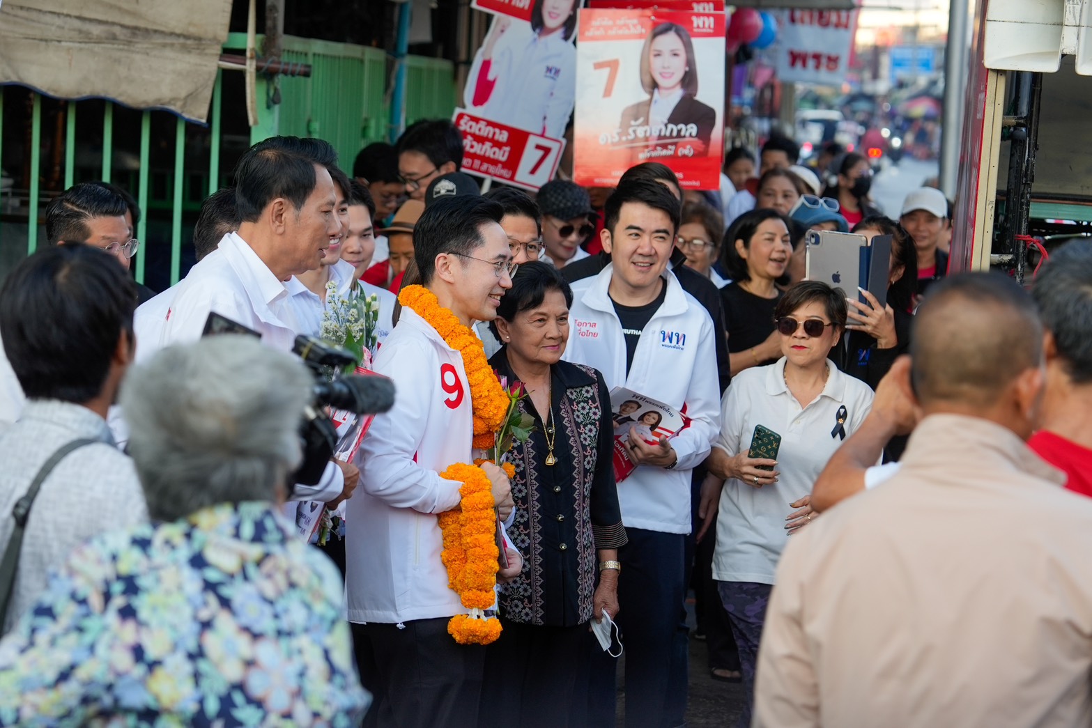 ยศชนัน วงศ์สวัสดิ์ จุลพันธ์ อมรวิวัฒน์ พรรคเพื่อไทย เบอร์ 9 ลงพื้นที่หาเสียง ตลาดวัดเกาะ เขตสายไหม