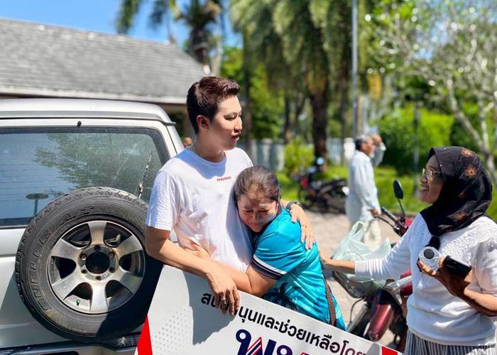 ชาวใต้ร่ำไห้โผกอด ‘ไอซ์–พงศกร’ ลงพื้นที่หาดใหญ่–สตูล เห็นสภาพบ้านเรือนน้ำท่วมพังยับเยิน