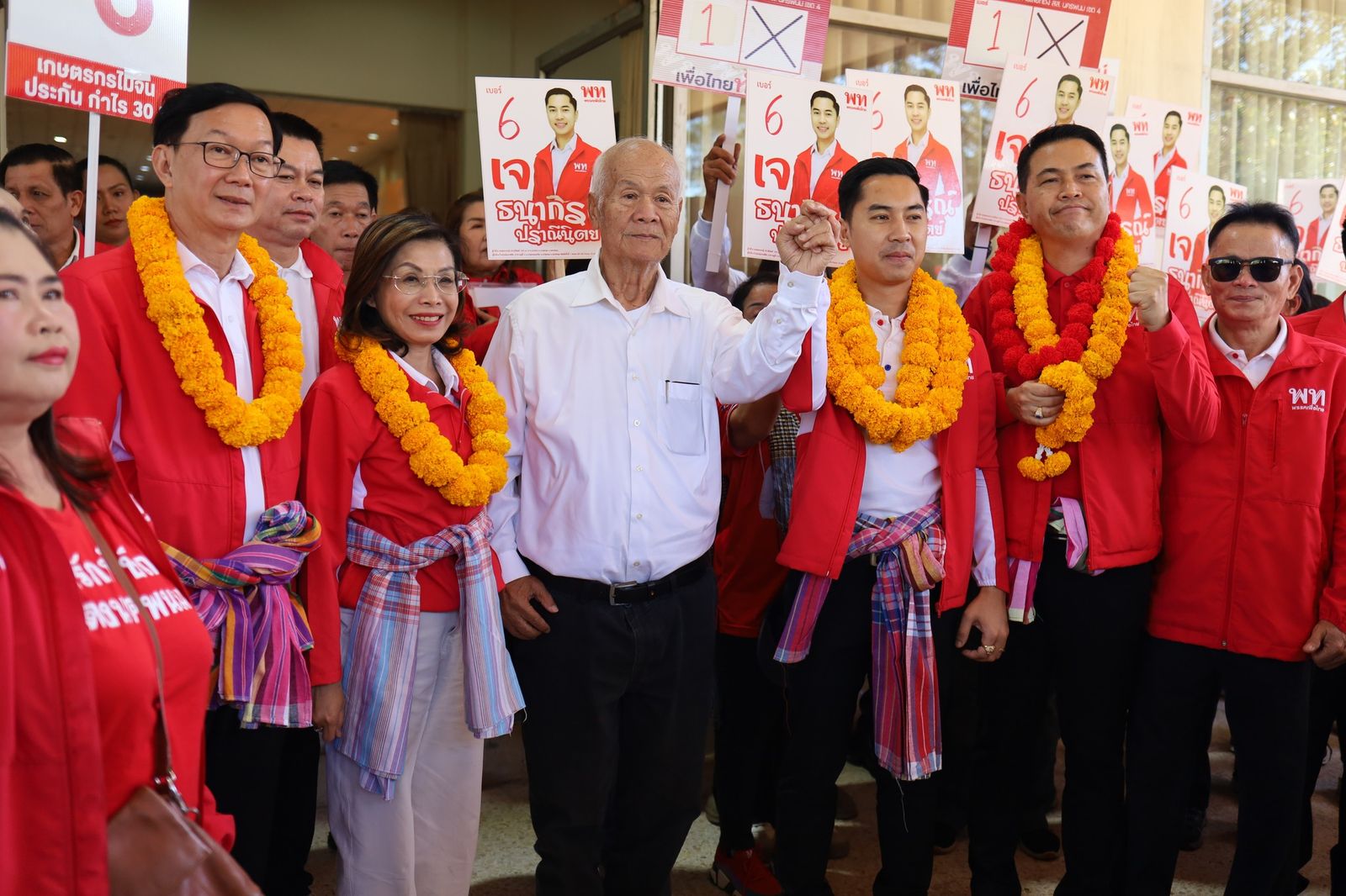 มนพร เจริญศรี