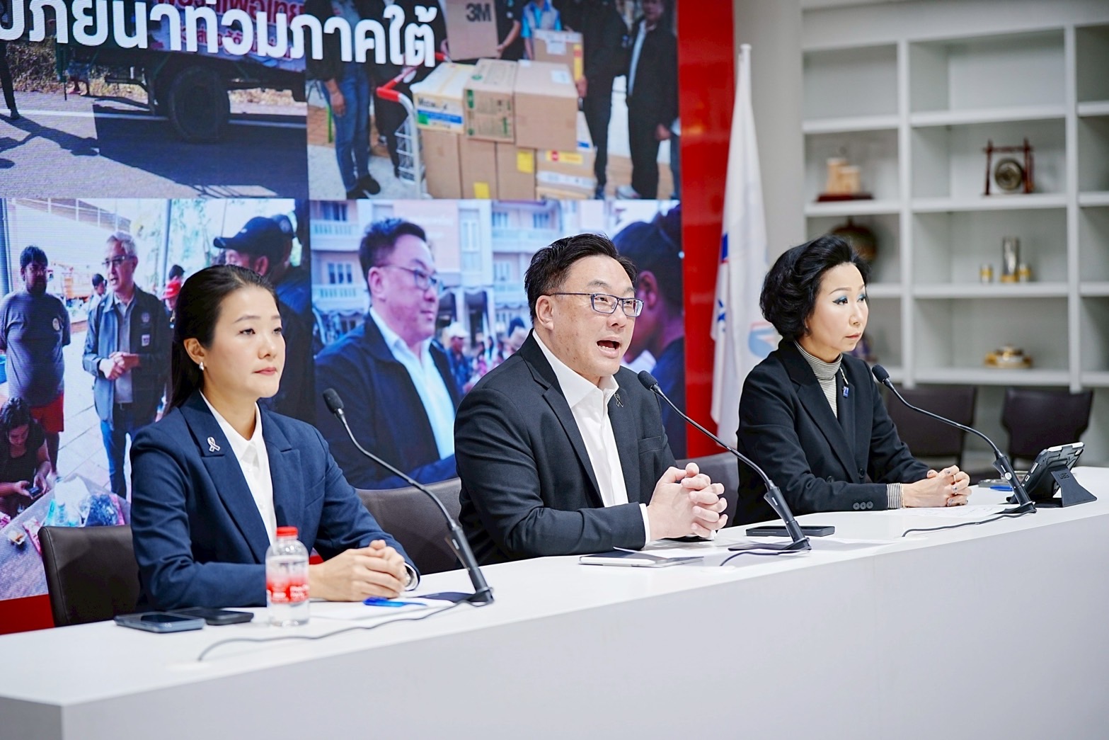 นายจุลพันธ์ อมรวิวัฒน์ หัวหน้าพรรคเพื่อไทย นางสาวธีรรัตน์ สำเร็จวาณิชย์ รองหัวหน้าพรรค และทพญ.ศรีญาดา ปาลิมาพันธ์