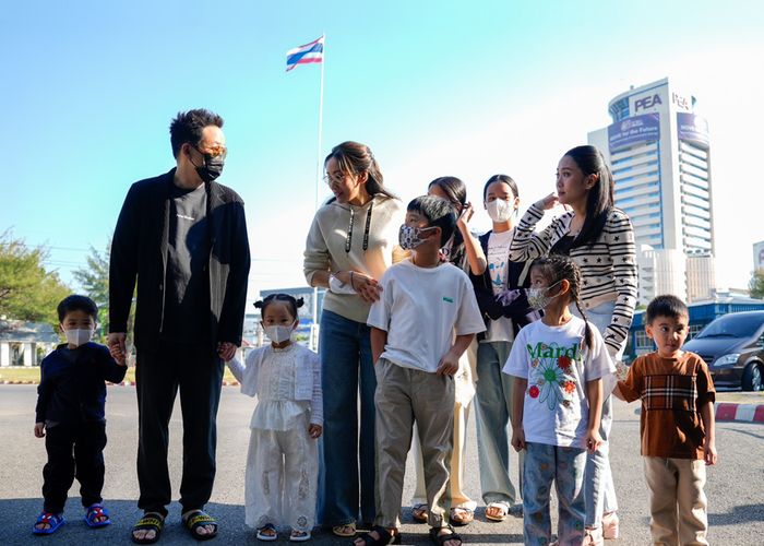 ‘แพทองธาร-พินทองทา-พานทองแท้’ พา ‘หลานทักษิณ ทั้ง 7’ เข้าเยี่ยมใกล้ชิดวันเด็ก ที่เรือนจำคลองเปรม
