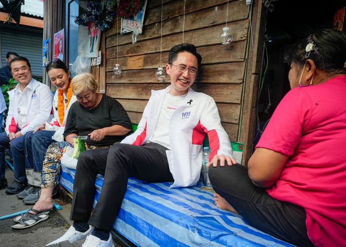 'ยศชนัน-สุริยะ' สวมเสื้อเบอร์ 9 นำทีมเพื่อไทยพร้อม 'บุณยกร' ผู้สมัคร สส.กทม.เบอร์ 4 เขต 4 ลงพื้นที่ชุมชนคลองเตย เยี่ยม 'ครูประทีป' พบปะประชาชน