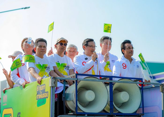 'จาตุรนต์' นำคณะกรรมการรณรงค์ประชามติฯ พรรคเพื่อไทย จัดกิจกรรม 'รถแห่ผ่านบ้าน ชวนท่านกาเห็นชอบ'