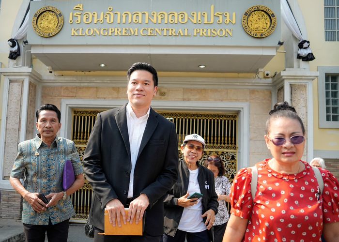 'ปอ ปิฎก' เยี่ยมอดีตนายกฯทักษิณ ฝากแสดงความเสียใจต่อเหตุเครนทับรถไฟ และให้กำลังใจผู้สมัคร สส.หาเสียงเลือกตั้ง