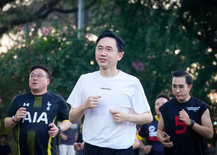 'ยศชนัน' วิ่งสวนลุมพินี รับพลังงานดีๆ พบ 'ชัชชาติ' ชู นโยบายพรรคเพื่อไทย 'เมืองเท่าเทียม'  Universal Design