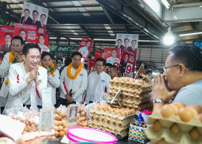 ‘ยศชนัน’ นำทีมเพื่อไทยทำบุญรับปีใหม่ ลงพื้นที่ตลาดยิ่งเจริญ ย้ำสานต่อนโยบายลดรายจ่าย เพิ่มรายได้ประชาชน