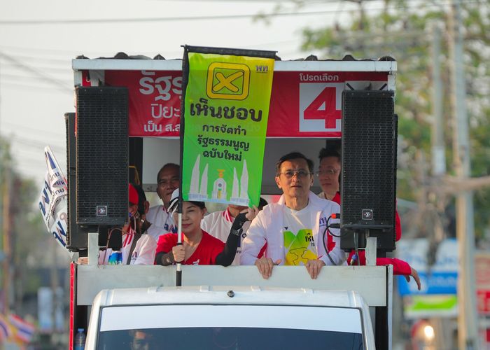 'จาตุรนต์' ขอบคุณผู้สมัครชลบุรี ที่ยกเวทีหาเสียงและรถแห่หาเสียงให้รณรงค์  "เห็นชอบ" ประชามติช่วงโค้งสุดท้ายอย่างเต็มที่