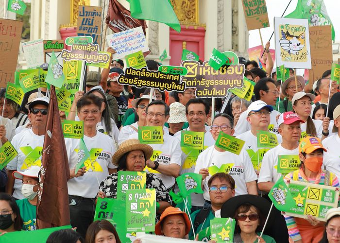 'จาตุรนต์' นำคณะฯ เดินรณรงค์ประชามติ 'เห็นชอบ' การจัดทำรัฐธรรมนูญฉบับใหม่ ที่จะมีขึ้น 8 ก.พ.นี้