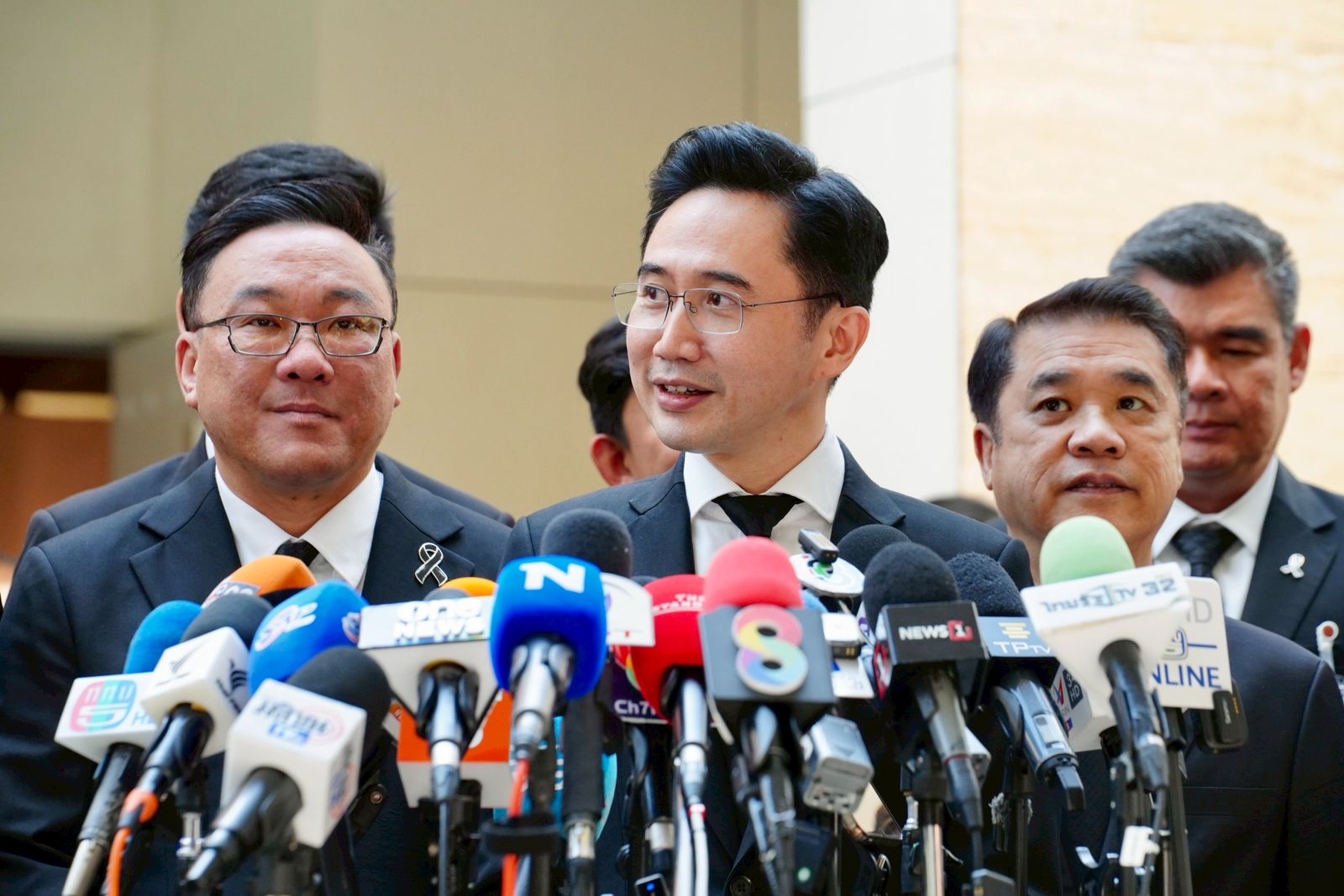 ยศชนัน พรรคเพื่อไทย