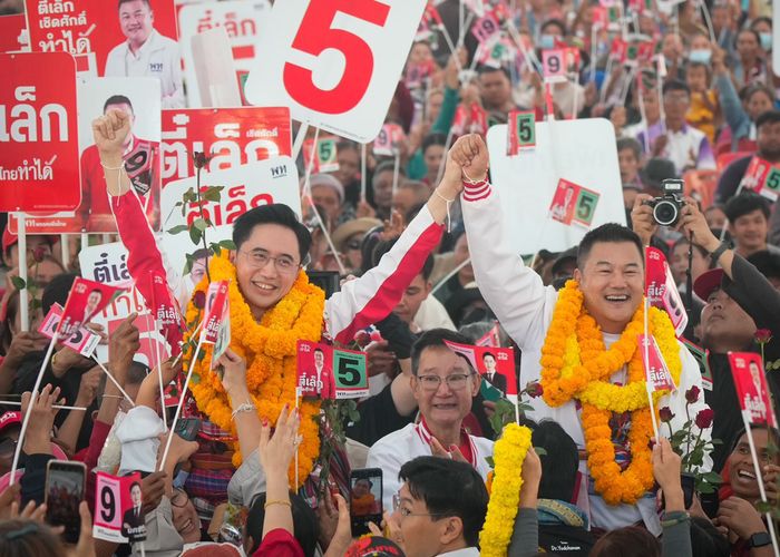 ชาวอุบลนับหมื่นต้อนรับ 'ยศชนัน' ให้กำลังใจ 'ตี๋เล็ก' ฟังปราศรัยเพื่อไทยชู 'ล้างหนี้-ยิ่งกว่าพลัส-เศรษฐีเงินล้าน'