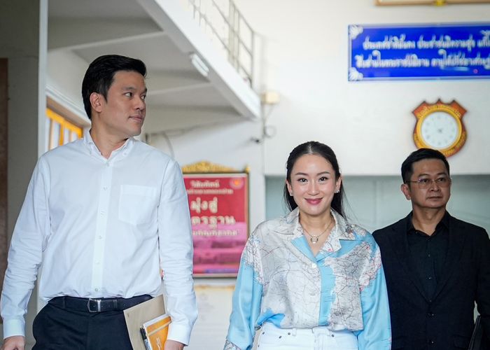 'แพทองธาร-ปิฎก' เยี่ยม 'ทักษิณ' เผยคุณพ่อรู้ผลการเลือกตั้งแล้ว ร้องเพลง Let it be ให้ฟัง
