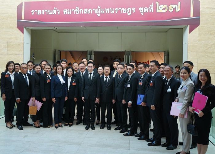 ‘ยศชนัน-จุลพันธ์-สุริยะ’ นำ สส.เขต พรรคเพื่อไทย รายงานตัวต่อสภาฯ ยืนยัน พร้อมทำงานทุกบทบาท เพราะหัวใจคือประชาชน