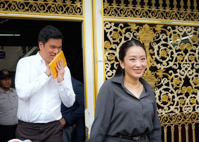 ‘แพทองธาร-ปิฎก’ เยี่ยม ‘ทักษิณ’ บอกเรื่องพักโทษให้เป็นไปตามกระบวนการ