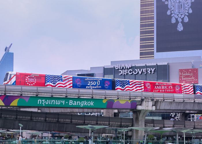 สถานเอกอัครราชทูตสหรัฐอเมริกาประจำประเทศไทย เปิดตัวขบวนรถไฟฟ้าบีทีเอส 'Freedom 250' ที่สถานีบีทีเอสพร้อมพงษ์