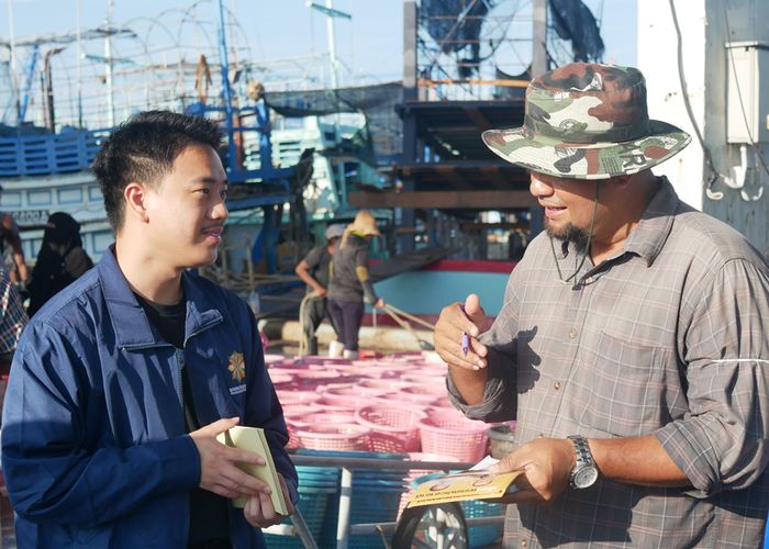 'อภินันท์' ผู้สมัคร สส. พรรคประชาชาติ ลงพื้นที่ท่าเทียบเรือประมงสงขลา รับฟังความเห็น ผู้ประกอบการเรือประมง-ผลักดันแก้ปัญหาปมไอยูยู