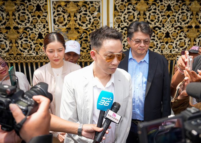'พานทองแท้-ภรรยา' เข้าเยี่ยม 'ทักษิณ' เผยครอบครัวนับถอยหลังรอ 49 วัน ได้พักโทษ
