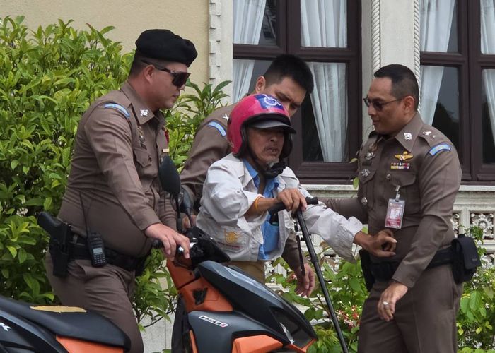 ชายบุกทำเนียบตะโกนเรียกนายกฯ สันติบาลรุดคุมตัว เผยยื่นร้อง 3 เรื่อง ขอเงินเยียวยากว่า 1.1 ล้าน พร้อมขอความเป็นธรรม 2 คดี