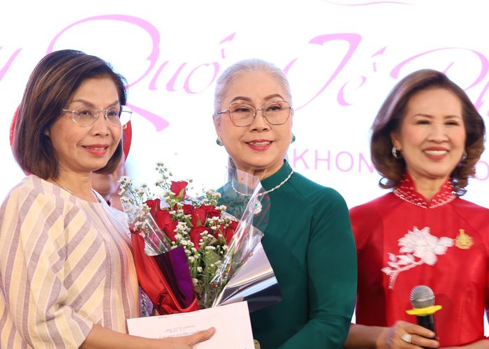 'องค์กรสตรี สมาคมไทยเวียดนาม นครพนม' ชื่นชม ให้กำลังใจ 'สส.มนพร เจริญศรี' สตรีนักพัฒนา