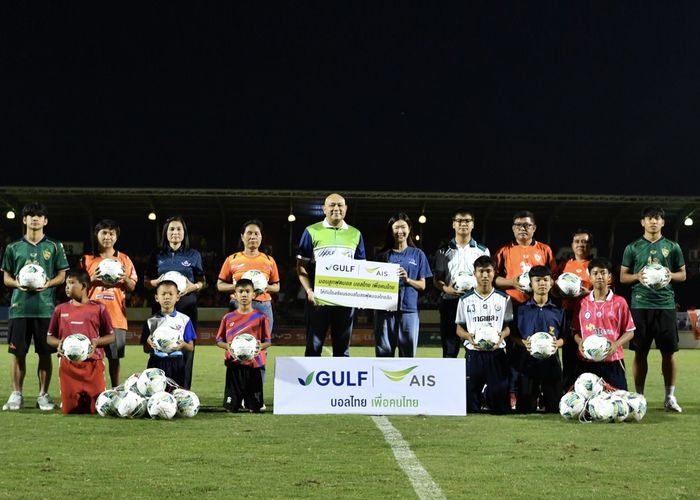 สส โฮม ปิยะรัฐชย์ ร่วมส่งมอบฟุตบอล กับ 'GULF-AIS บอลไทยเพื่อคนไทย' ให้น้องๆ นักฟุตบอลเชียงราย ส่งเสริมการต่อยอดกีฬาสู่อาชีพ