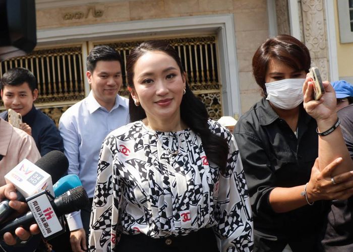 'แพทองธาร-ปิฎก' เข้าเยี่ยม 'ทักษิณ' ให้กำลังใจพ่อ อีก 2 เดือน จะได้ออกจากเรือนจำแล้ว