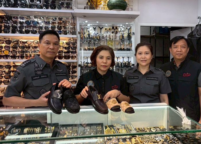 DSI สนธิกำลังค้นห้างดังกลางกรุง ยึดสินค้าละเมิดเครื่องหมายการค้า มูลค่ากว่า 20 ล้านบาท