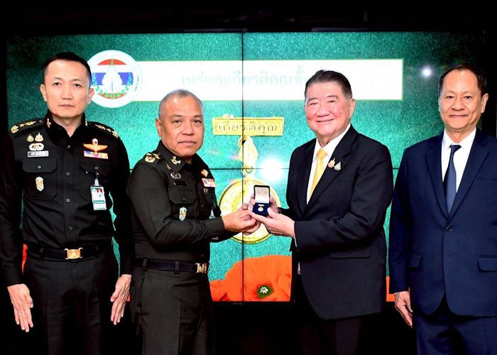 'ภูมิธรรม' รับมอบเหรียญเกียรติคุณชั้นที่ 1 จาก องค์การสงเคราะห์ทหารผ่านศึก