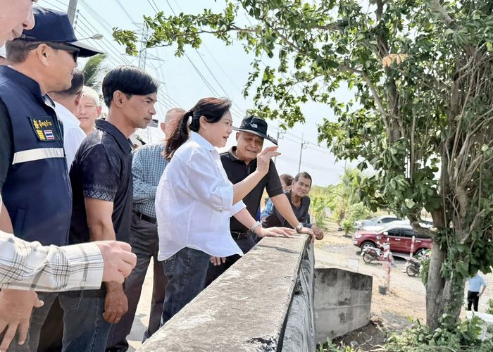 'สส.เปิ้ล ฐิติมา' เพื่อไทย รุดลงพื้นที่แปดริ้ว! ผนึก อบจ.-ท้องถิ่น แก้ปัญหาน้ำเสีย-ขจัดผักตบชวา-ประปา-ไฟดับ-ถนนเป็นหลุมเป็นบ่อ