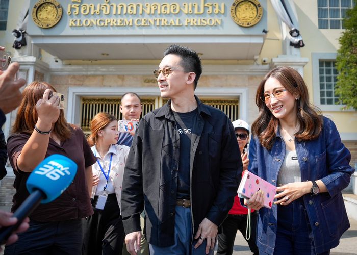 'พินทองทา-ณัฐพงศ์' เยี่ยม 'อดีตนายกฯ ทักษิณ' เผยห่วงใยคนไทย หวังพ้นวิกฤติพลังงานไปได้