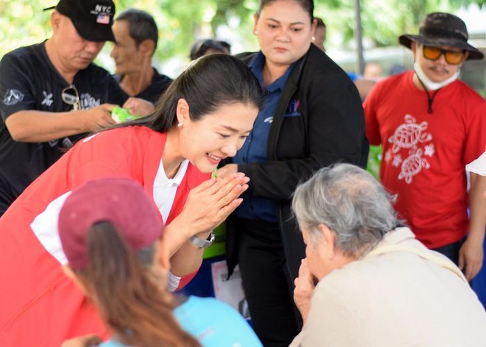 'ธีรรัตน์' ลงพื้นที่มอบข้าวสารให้ผู้สูงอายุ กลุ่มเปราะบาง หนุนเพิ่มเบี้ยยังชีพ 1000 ถ้วนหน้า เห็นด้วย 'ยกเลิก' งบฯ ค่าอาหาร สส.