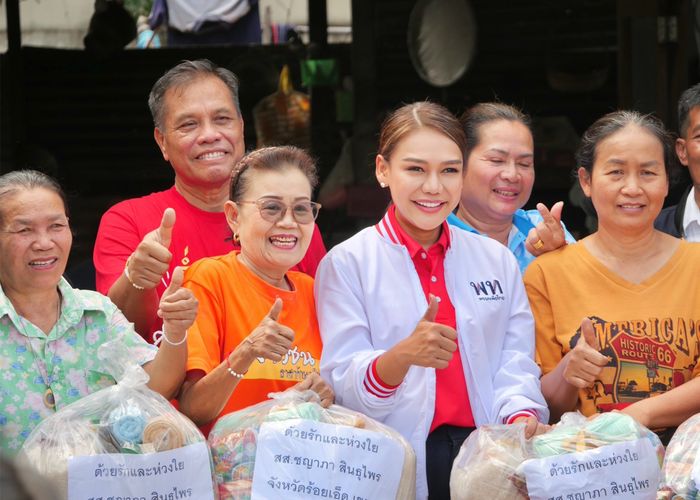 ‘ชญาภา’ สส.ร้อยเอ็ด เพื่อไทย ลงพื้นที่มอบถุงยังชีพให้ผู้ประสบพายุฤดูร้อน หลังรายงานตัวต่อ สภาฯ