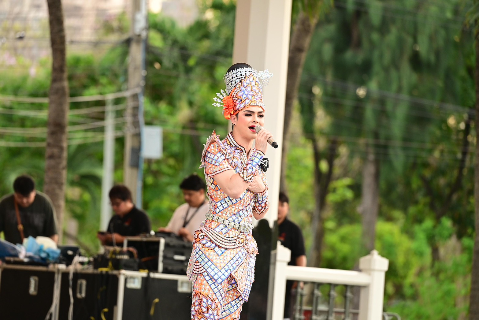 ลิเกในสวน ชัชาติ