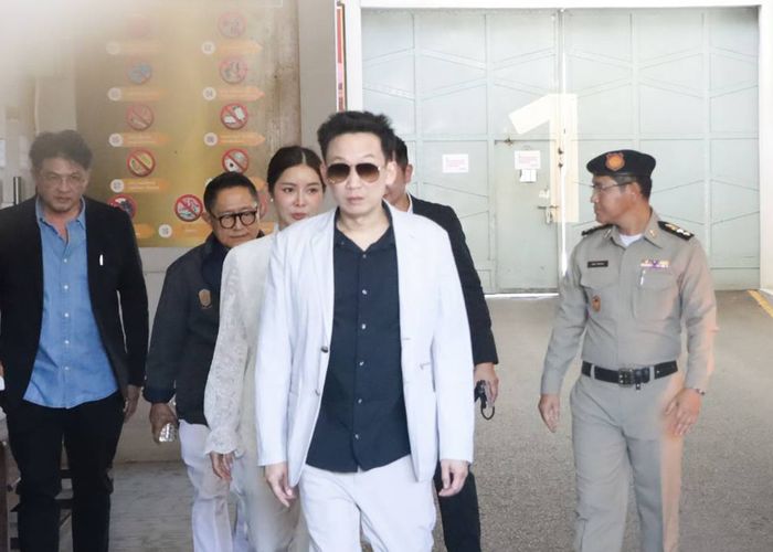 ‘พานทองแท้-ภรรยา’ เยี่ยม ‘ทักษิณ’ เผยคุณพ่อสบายดี ด้าน ‘ทนายวิญญัติ’ เผยการพักโทษกำลังดำเนินการอยู่