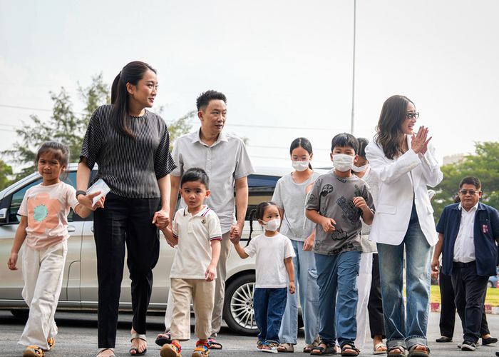 'แพทองธาร' นำทีมลูก-หลาน ครอบครัวชินวัตร เข้าเยี่ยมใกล้ชิด 'อดีตนายกฯทักษิณ' เนื่องในเทศกาลสงกรานต์