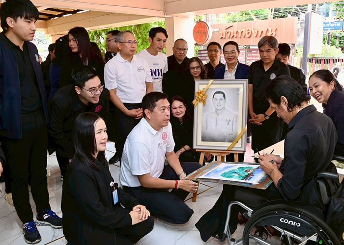 'รมว.นิกร' นำทีม พม. ลงพื้นที่อุบลฯ เยี่ยมบ้านทองพูนเผ่าพนัส หนุนสิทธิสวัสดิการคนพิการ พร้อมสร้างอาชีพ พึ่งพาตนเองได้