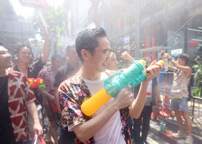 'ยศชนัน' นำทีมเพื่อไทย เล่นน้ำสงกรานต์ ถนนสีลม ประชาชน วัยรุ่น LGBTQ ขอถ่ายรูป ฉีดน้ำคึกคัก