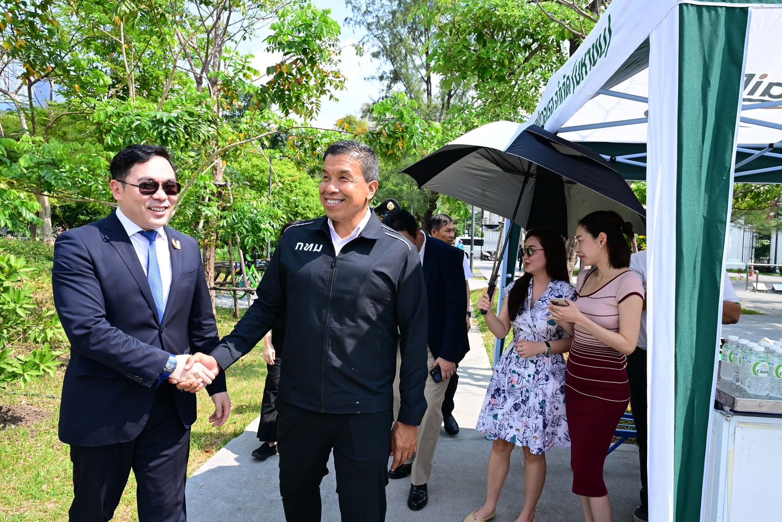 ชัชชาติ สิทธิพันธุ์ ประติมากรรม สองอาชา