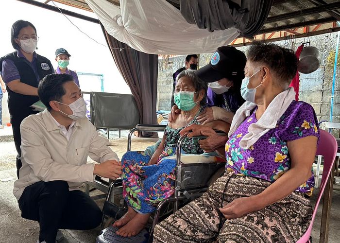 สส.ธนรัช ลงพื้นที่แจกแมสก์ช่วยเหลือกลุ่มเปราะบาง-ผู้ป่วยติดเตียง หลังฝุ่นพิษพุ่งสูงทั่วภาคเหนือ