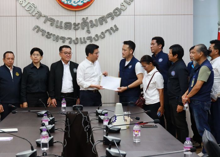 ‘จุลพันธ์’ ส่งทีมรับเรื่องกลุ่มแรงงานเพื่อสังคมยื่นหนังสือ ขอให้แก้ปัญหา สปส.- สิทธิแรงงาน