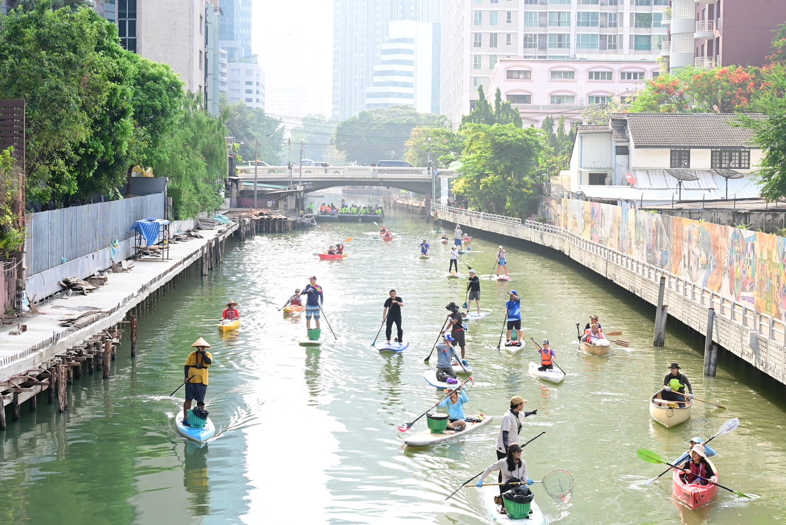 พายเรือเก็บขยะ