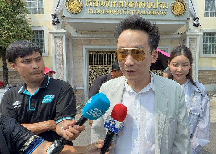 'พานทองแท้ - ณัฐฐิญา' เยี่ยม 'ทักษิณ' พร้อมบอกให้รักษาสุขภาพ ทางครอบครัวนับวันรอได้พักโทษ