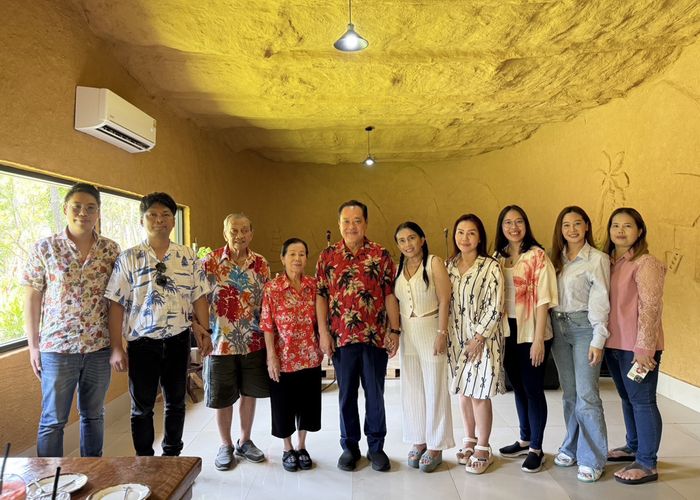 ‘เสก โลโซ’ รดน้ำขอพร ‘ทวี สอดส่อง’ ในเทศกาลสงกรานต์ ที่เรือนจำเขากลิ้ง เพชรบุรี แสดงความเคารพผูกพันส่งกำลังใจให้กัน
