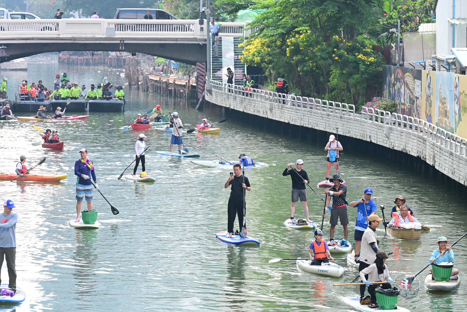พายเรือเก็บขยะ