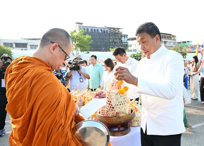กทม. จัดพิธีทำบุญตักบาตร–รดน้ำผู้สูงอายุ เพื่อความเป็นสิริมงคลรับมหาสงกรานต์ 2569