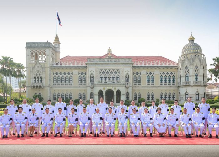 นายกรัฐมนตรีและคณะรัฐมนตรีถ่ายภาพหมู่ ณ บริเวณสนามหญ้าหน้าตึกไทยคู่ฟ้า ทำเนียบรัฐบาล